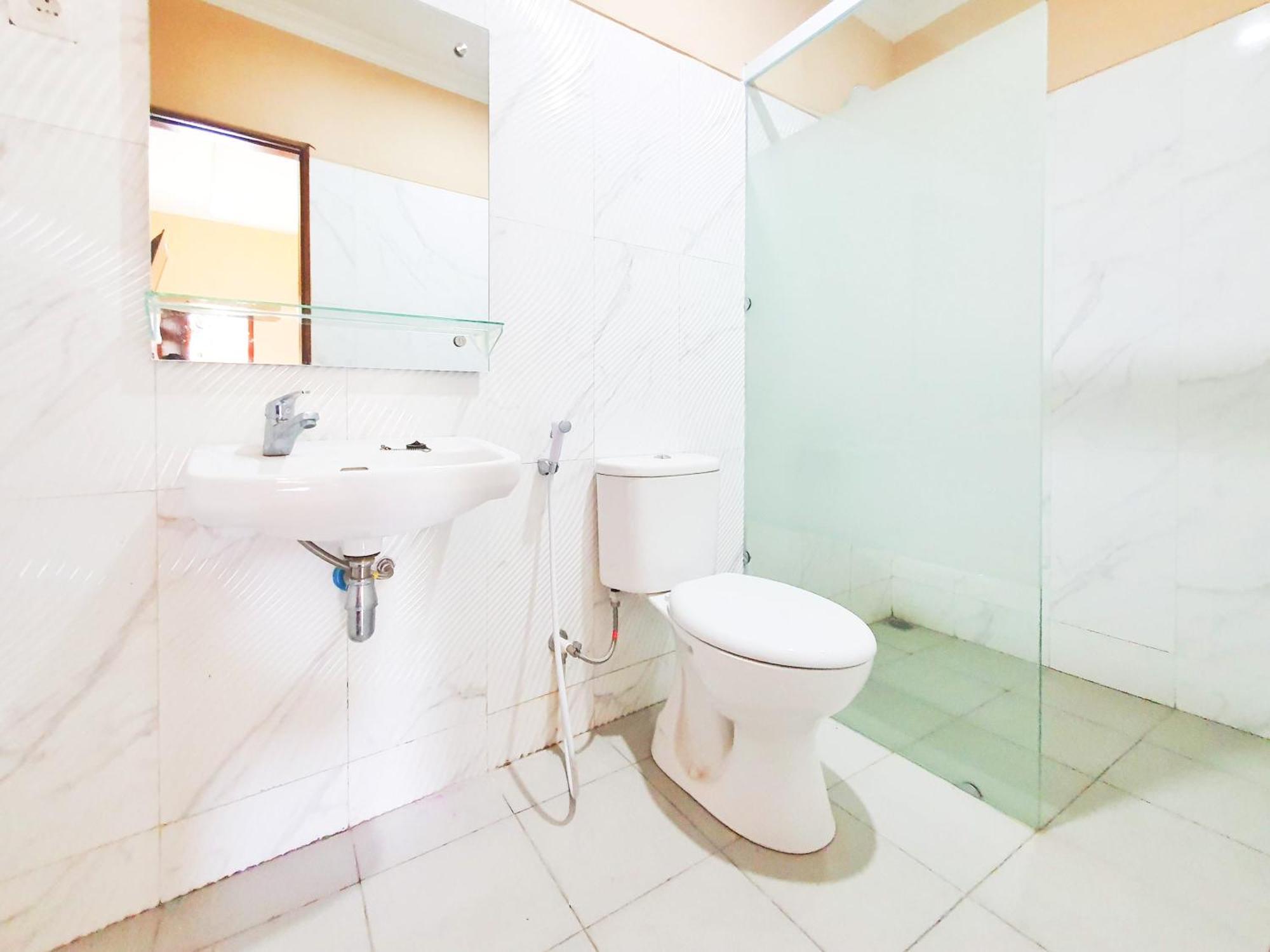 Hotel Reddoorz Syariah At Graha Adi Karya Kartasura à Kartosuro Extérieur photo