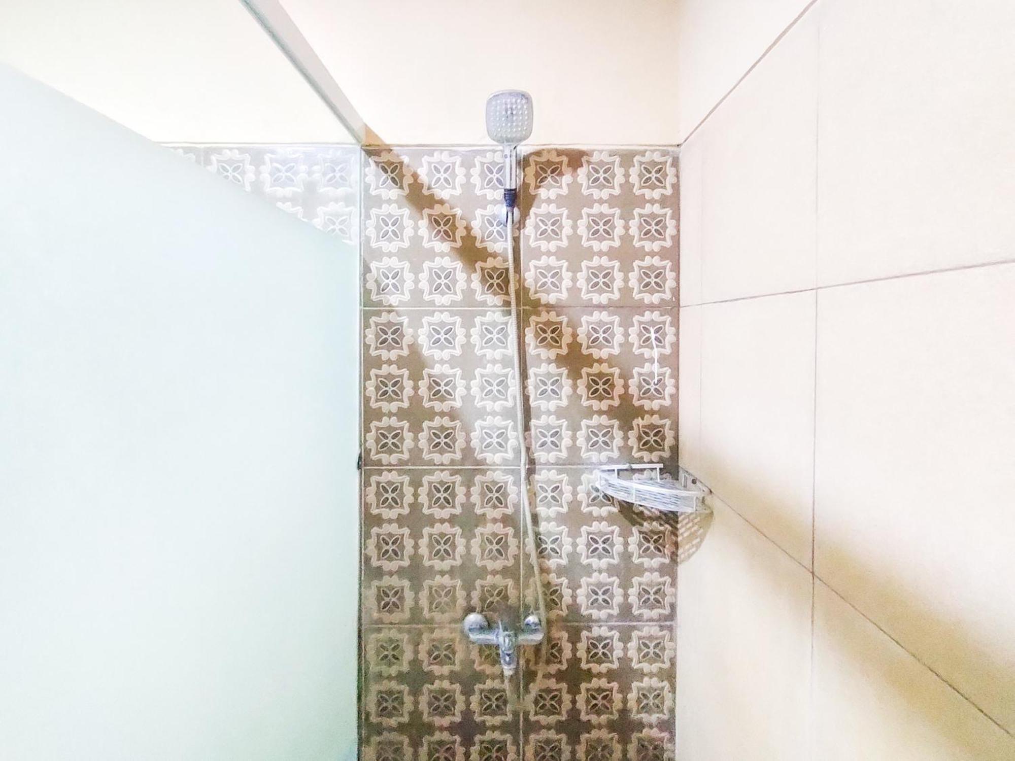 Hotel Reddoorz Syariah At Graha Adi Karya Kartasura à Kartosuro Extérieur photo