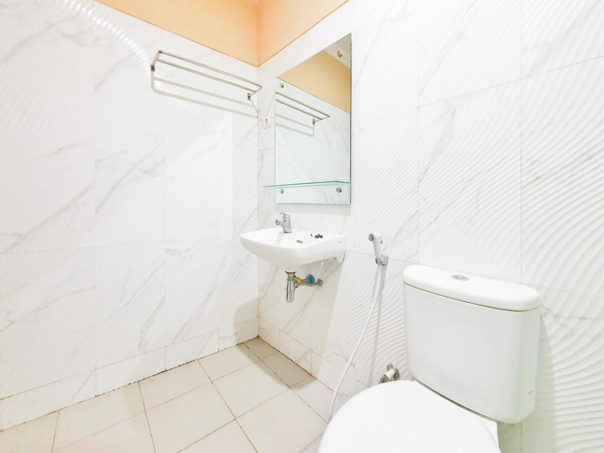 Hotel Reddoorz Syariah At Graha Adi Karya Kartasura à Kartosuro Extérieur photo