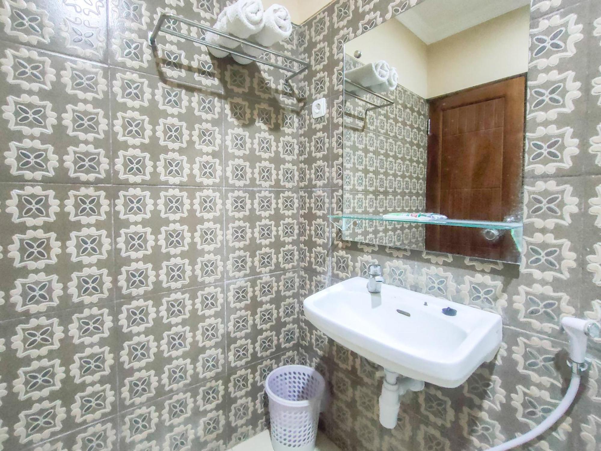 Hotel Reddoorz Syariah At Graha Adi Karya Kartasura à Kartosuro Extérieur photo