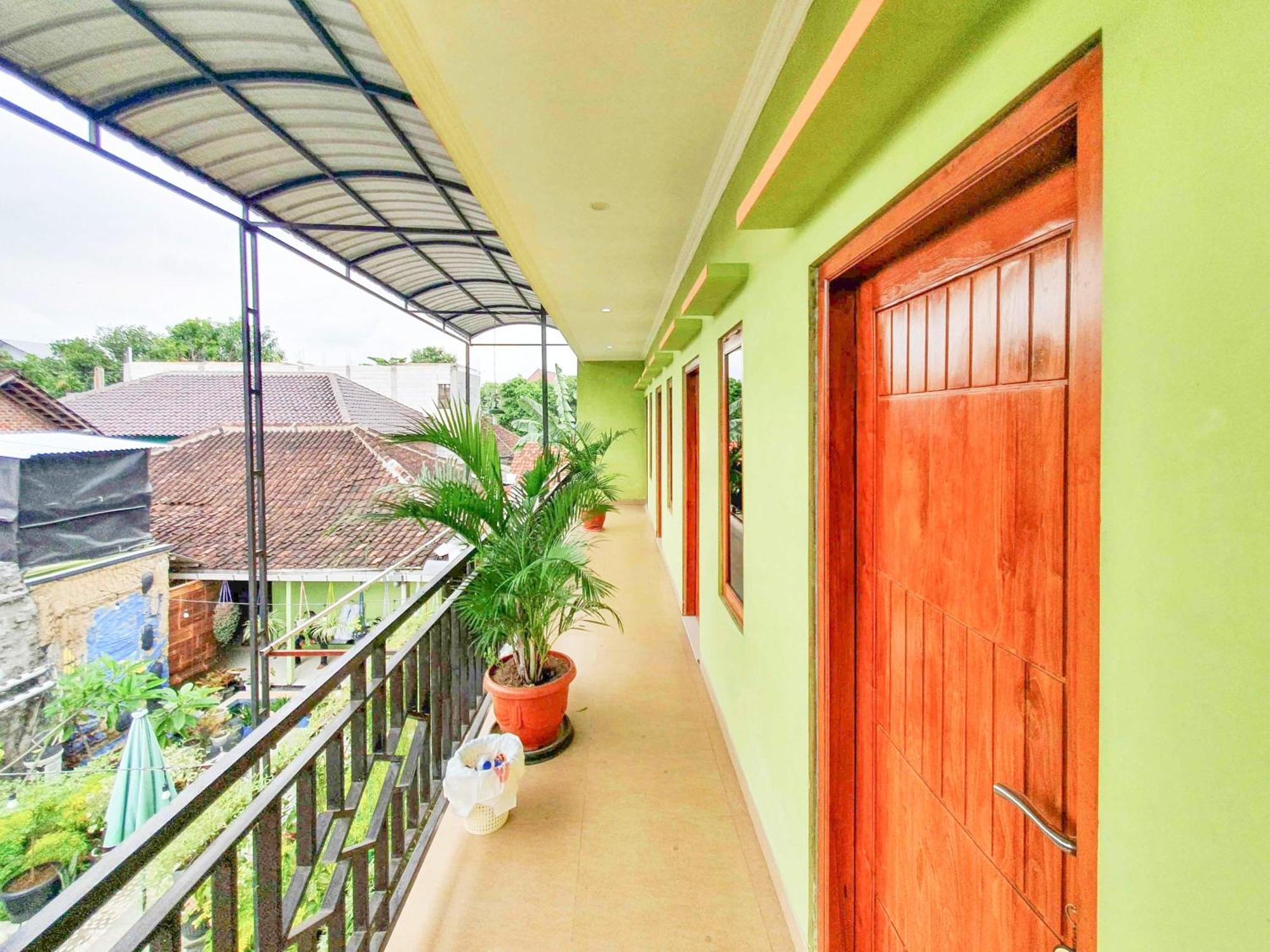 Hotel Reddoorz Syariah At Graha Adi Karya Kartasura à Kartosuro Extérieur photo