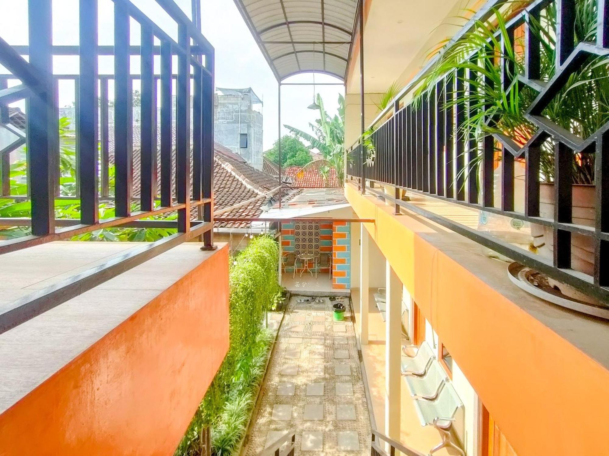 Hotel Reddoorz Syariah At Graha Adi Karya Kartasura à Kartosuro Extérieur photo