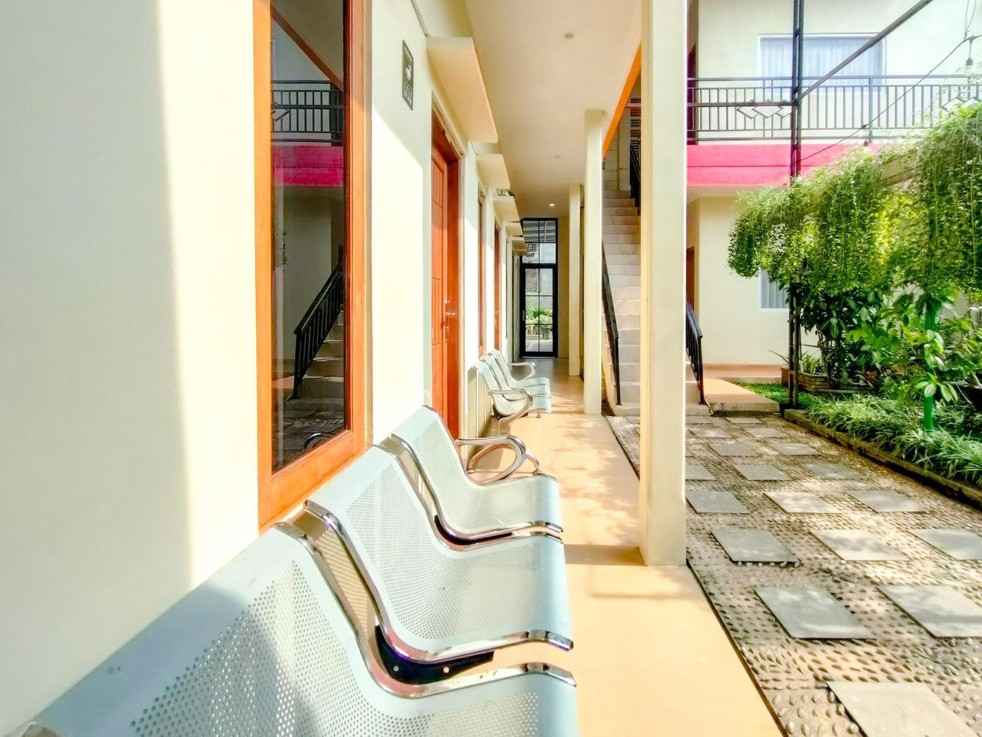 Hotel Reddoorz Syariah At Graha Adi Karya Kartasura à Kartosuro Extérieur photo