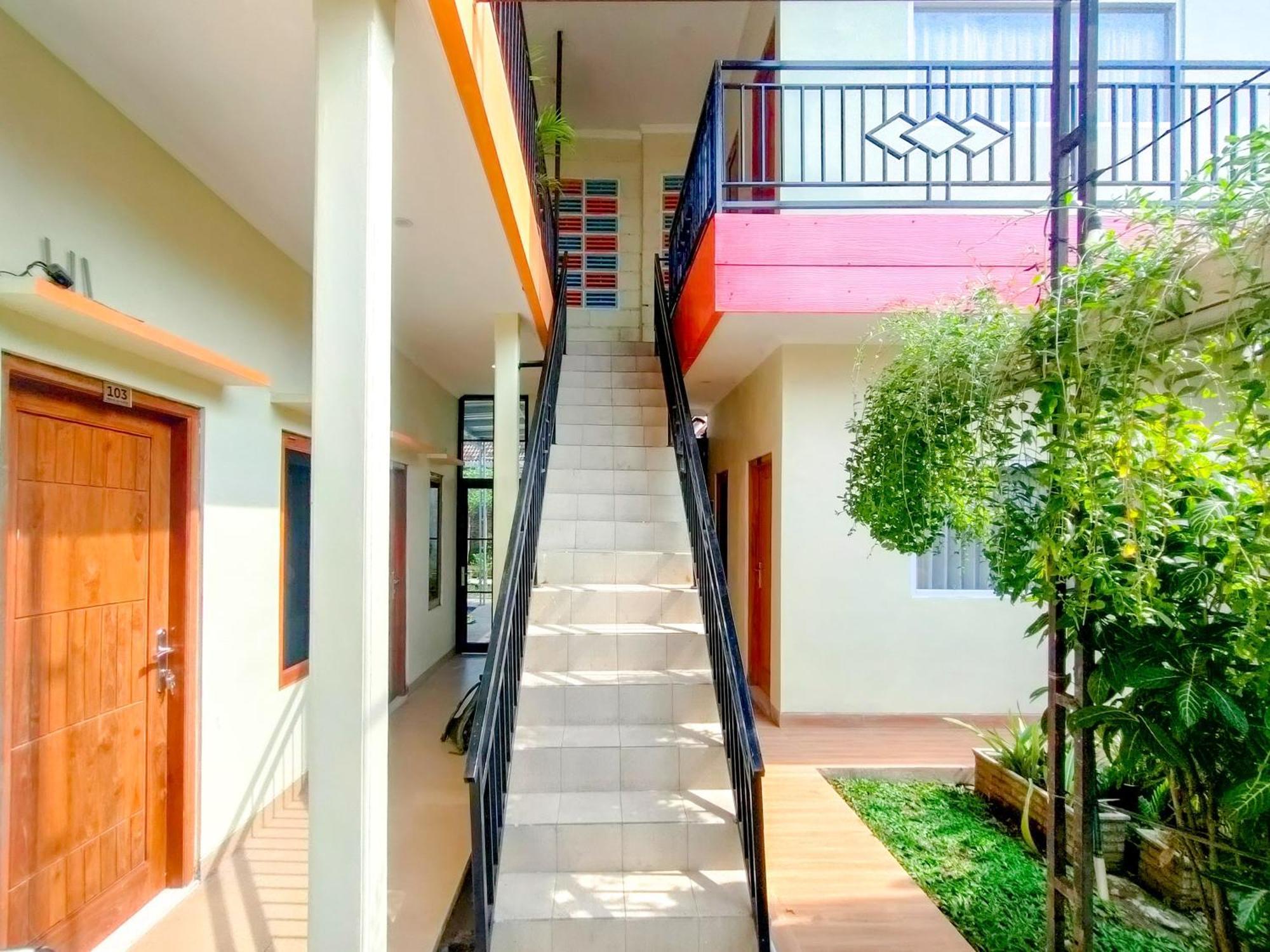 Hotel Reddoorz Syariah At Graha Adi Karya Kartasura à Kartosuro Extérieur photo